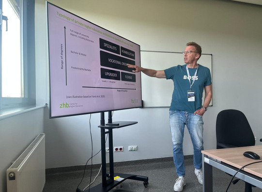 Uwe Wilkesmann erläutert eine Grafik seines Vortrags.