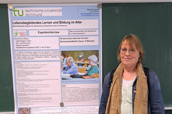 Elke Denninghoff vor ihrem Poster.