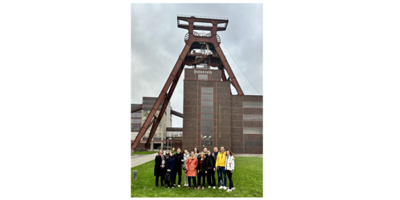 Die beiden Lehrstühle vor dem Förderturm.