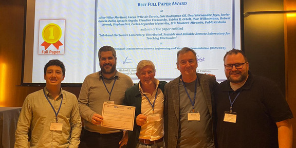 Presentation of the Best Full Paper Award: Dr. Luis Rodriguez-Gil (CTO Labsland), Dr. Pablo Orduña (CEO Labsland), Prof. Dr. Javier Garcia-Zubia (Deusto University Bilbao), Dr. Claudius Terkowsky, Dr. Tobias Ortelt (from left to right)