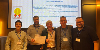 Verleihung des Best-Full-Paper Awards: Dr. Luis Rodriguez-Gil (CTO Labsland), Dr. Pablo Orduña (CEO Labsland), Prof. Dr. Javier Garcia-Zubia (Deusto University Bilbao), Dr. Claudius Terkowsky, Dr. Tobias Ortelt (von links nach rechts)