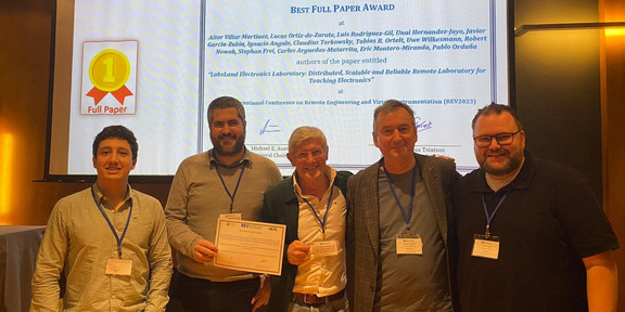 Verleihung des Best-Full-Paper Awards: Dr. Luis Rodriguez-Gil (CTO Labsland), Dr. Pablo Orduña (CEO Labsland), Prof. Dr. Javier Garcia-Zubia (Deusto University Bilbao), Dr. Claudius Terkowsky, Dr. Tobias Ortelt (von links nach rechts)