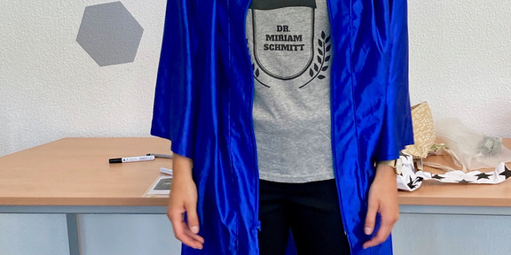 Portrait Miriam Schmitt mit Doktorhut