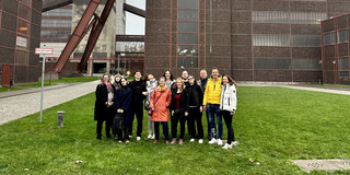 Die Lehrstuhlteams vor dem Förderturm.