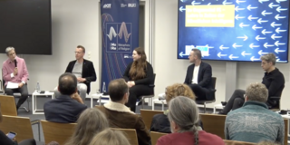 Blick aus dem Publikum auf das Podium, von links nach rechts: Julika Griem, Uwe Wilkesmann, Sofie Rehberg, Steven Bauernfeind, Matthias Buschmeier