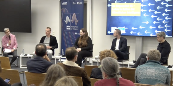 Blick aus dem Publikum auf das Podium, von links nach rechts: Julika Griem, Uwe Wilkesmann, Sofie Rehberg, Steven Bauernfeind, Matthias Buschmeier