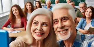 KI erzeugtes Bild zeigt Teilnehmende eines Seminars, im Vordergrund zwei weißhaarige ältere Personen.