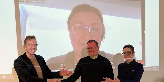 Im Vordergrund: Uwe Wilkesmann, Thilo Horlacher, Sabine Lauer. Im Hintergrund auf Bildwand Liudvika Leisyte.