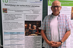 Hans-Armin Burghardt vor seinem Poster