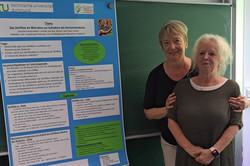 Wera Wenzel und Elke Doberstein vor ihrem Poster.
