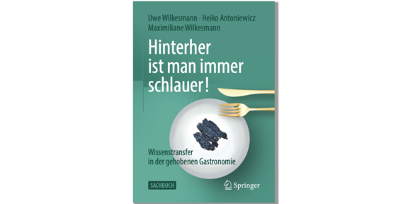 Buchcover zeigt drei auf einem Teller angerichtete verbrannte Teile, daneben Messer und Gabel.