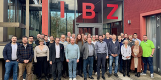 Die Teilnehmenden vor dem Eingang zum Tagungszentrum IBZ.