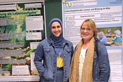Zehra Sagdic und Ele Denninghoff vor ihren Postern.