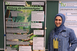 Zehra Sagdic vor ihrem Poster.