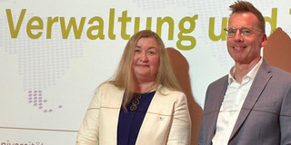 Liudvika Leišytė und Uwe Wilkesmann bei der Übergabe der Urkunde.
