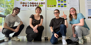 From left to right: Maik Ilmenau, Ann-Kathrin Schierok, Sabine Lauer and Alina Breitzke in front of the poster.