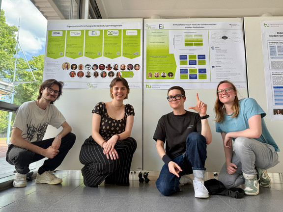 From left to right: Maik Ilmenau, Ann-Kathrin Schierok, Sabine Lauer and Alina Breitzke in front of the poster.