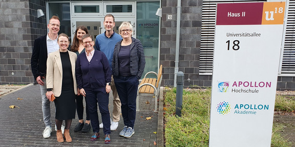 von links nach rechts: Uwe Wilkesmann, Olga Wagner, Anna-Lena Rose, Vivian Scherenberg, Hendrik Ortloff, Johanne Pundt vor dem Eingang zur Apollon Hochschule