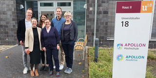 from left to right: Uwe Wilkesmann, Olga Wagner, Anna-Lena Rose, Vivian Scherenberg, Hendrik Ortloff, Johanne Pundt in front of the Apollon University of Applied Sciences 