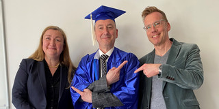 Prof. Leisyte und Prof. Wilkesmann gratulieren Claudius Terkowsky