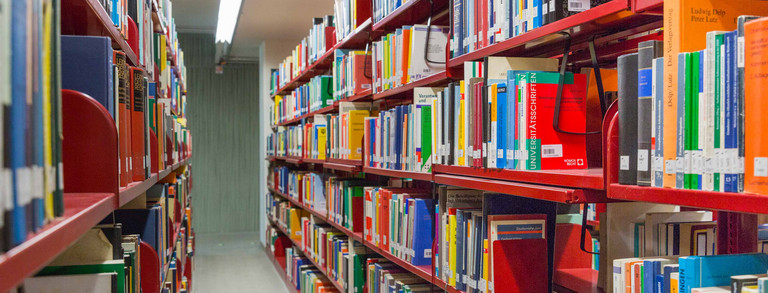 Rote Bücherregale in der Universitätsbilbliothek.